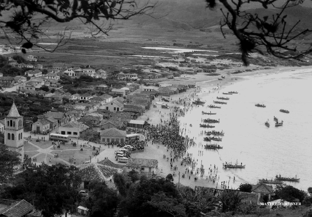 Foto do alto do morro, mostrando a festa de Nossa Senhora dos Navegantes